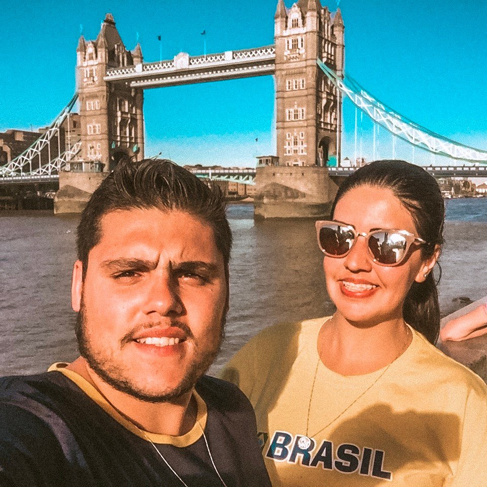Sté e Léo em frente à Tower Bridge, em Londres